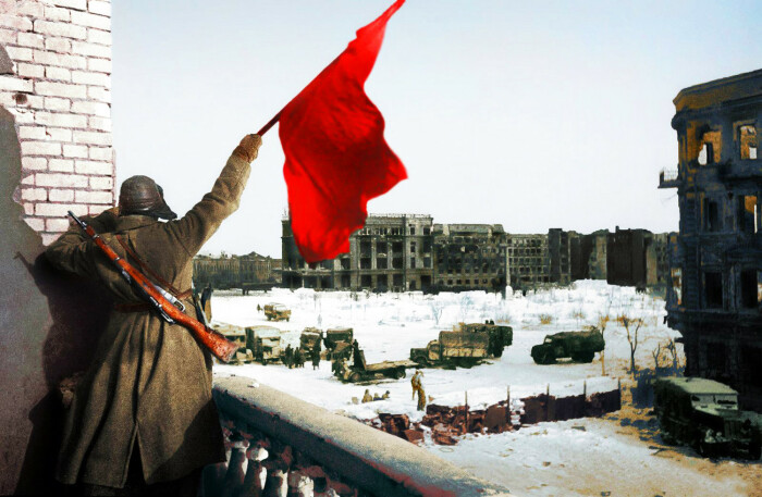 Несмотря на разрушения Сталинград стали отстраивать также. /Фото: zhirnoe.ru.