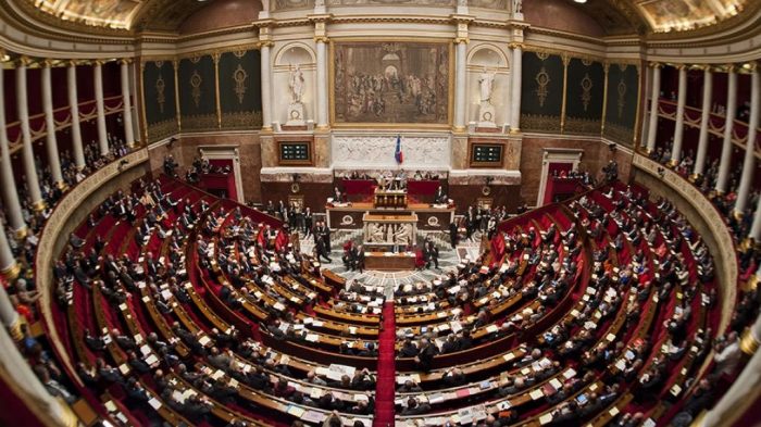 Левые и правые пошли от парламента Франции. /Фото: euromag.ru.