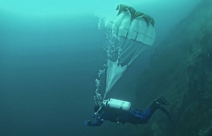Для чего водолазы и подводники используют парашюты в морской пучине 