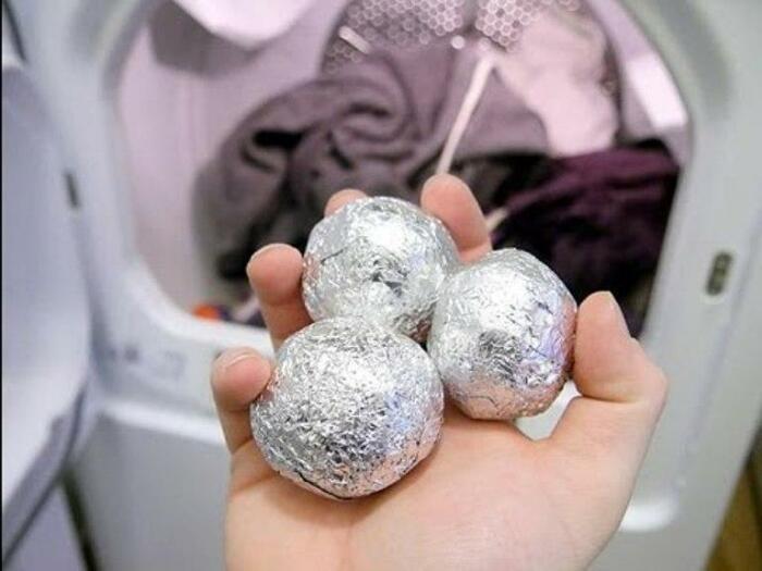 Делаем обычные шарики из фольги. /Фото: mirtesen.ru.