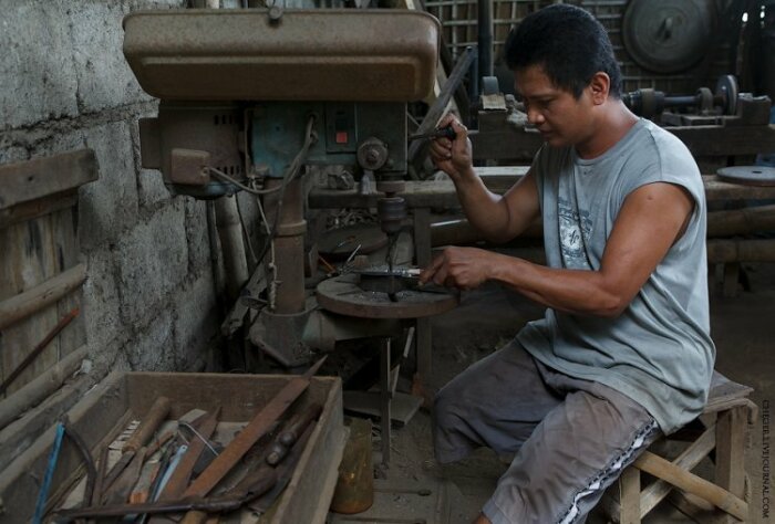 На островах ножи делают в небольших семейных мастерских. |Фото: adsl.kirov.ru.