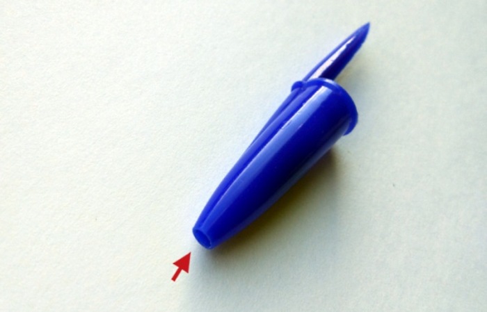 Спасительное отверстие на колпачке для ручки. | Фото: viralemon.com.