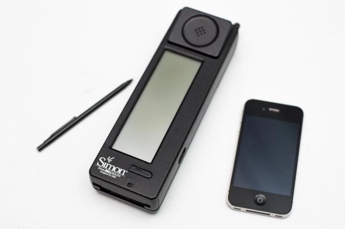 Один из первых смартфонов IBM Simon в сравнении с iPhone 4S