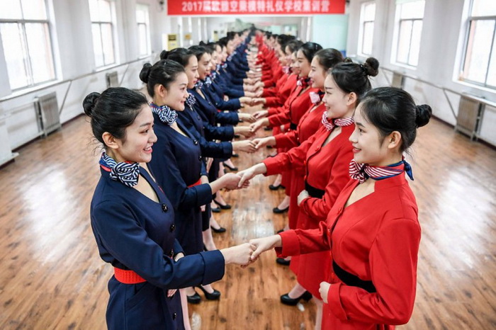 Подготовка стюардесс в Китае.