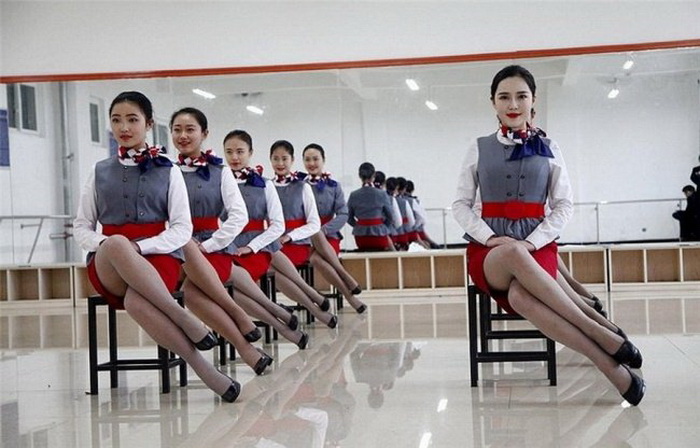 Подготовка стюардесс в Китае.