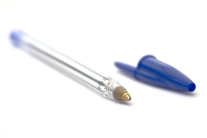 Для чего в колпачке ручки делают сквозное отверстие. | Фото: mtdata.ru.
