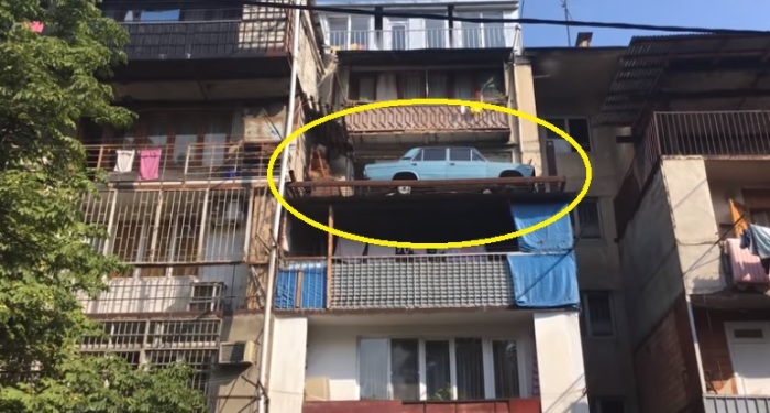 Житель Тбилиси Резо Энукидзе 27 лет держал машину на балконе своей квартиры.