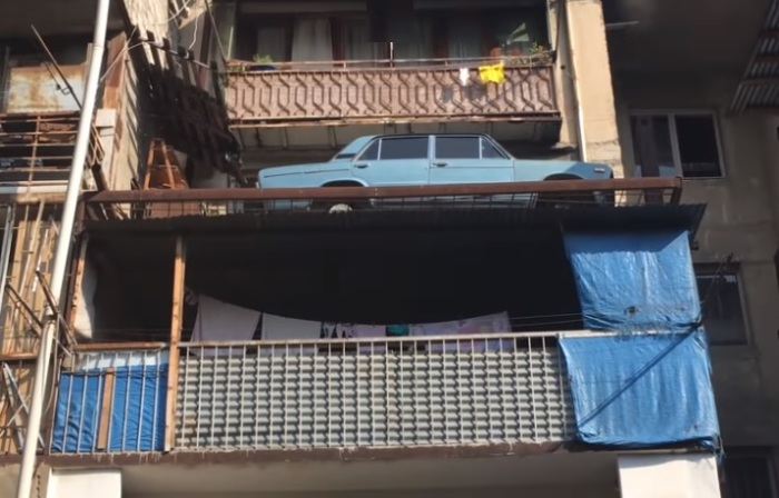 Грузин 27 лет держал машину на балконе своей квартиры.