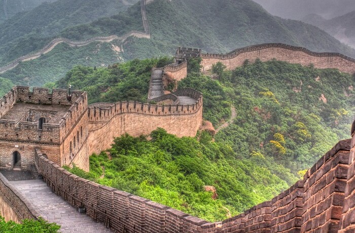 Великую Китайскую стену строили около 2 тыс. лет/ Фото: tripster.ru