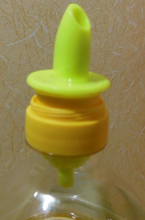 Насадка-дозатор на бутылку. /Фото: otzovik.com
