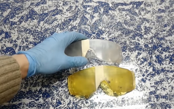 Как вернуть прозрачность мутным пластиковым очкам. | Фото: youtube.com.
