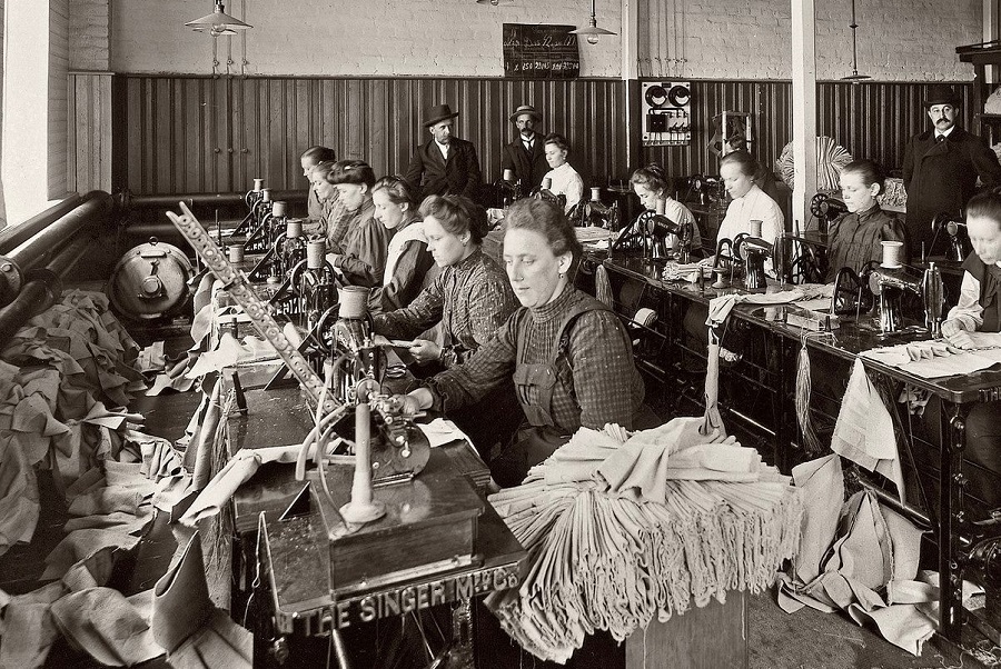 Производство рубашек Фото:commons.wikimedia.org