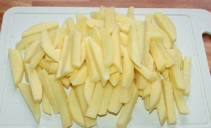 Нарезаем очищенный картофель на брусочки толщиной 1 см.