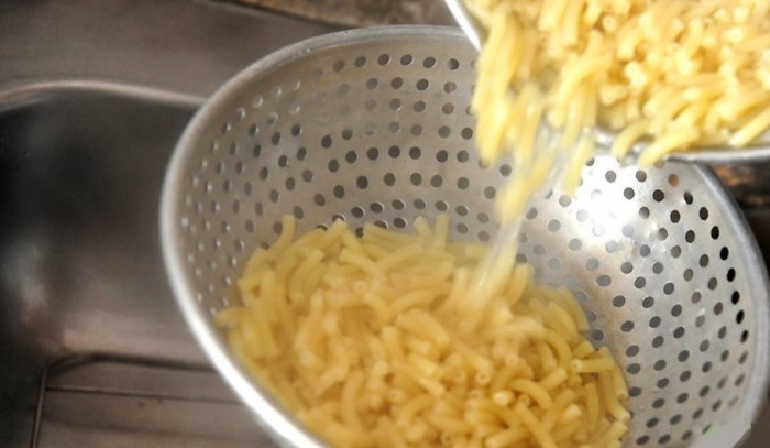 Воду из-под макарон можно использовать для приготовления соуса.