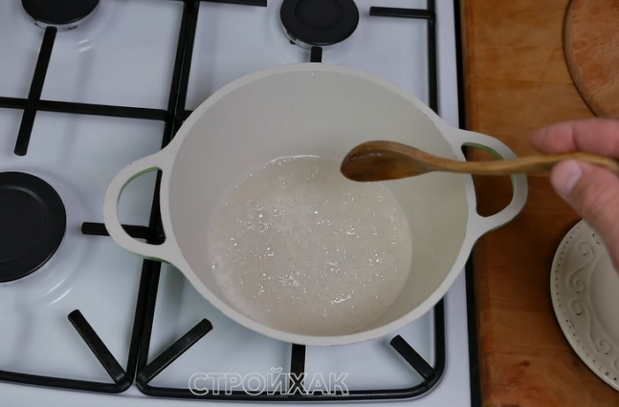 Для приготовления леденцов нужно смешать сахар, воду и лимонный сок.