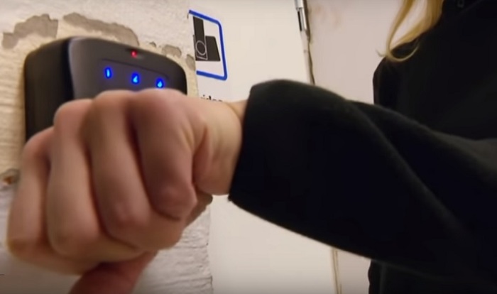 Знамения Апокалипсиса! Строительство электронного концлагеря продолжается! Подкожный проездной: в Швеции нашлись люди, готовые вживлять чипы с личными данными под кожу - "ради удобства"! (Видео)