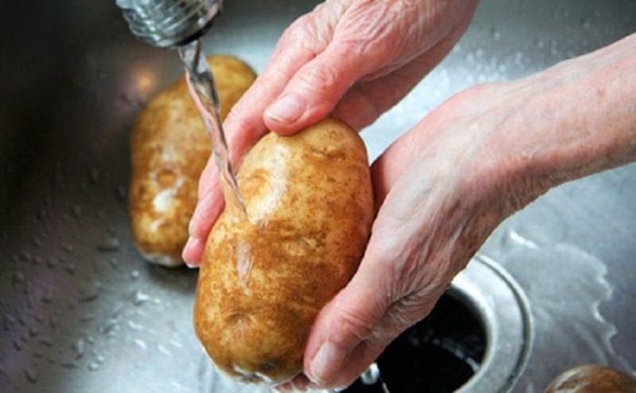 Помыть картофель.