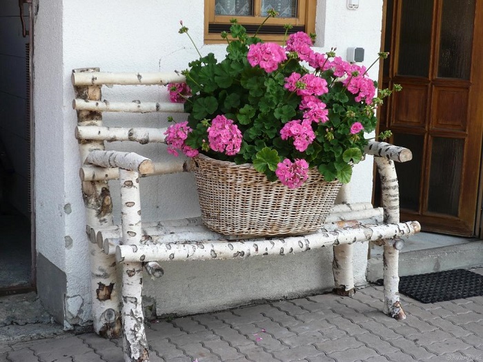 Используйте скамейку для горшков с цветами. Цветы можно всегда переставлять с места на место.