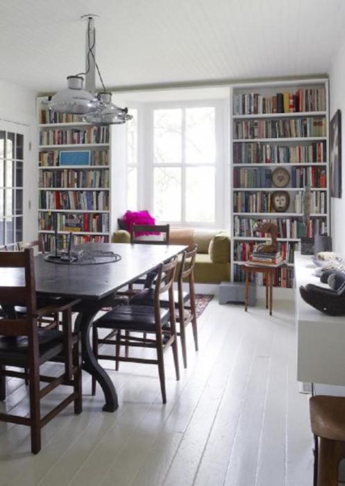 Если у вас много в доме книг, тогда идея с практичным стеллажом для вас.