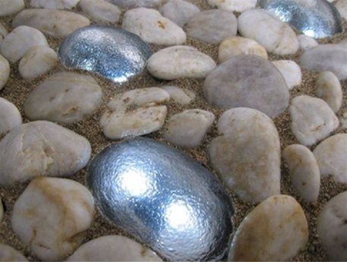 Камни можно оставить естественного цвета, а можно и покрасить для разнообразия в серебристый цвет.