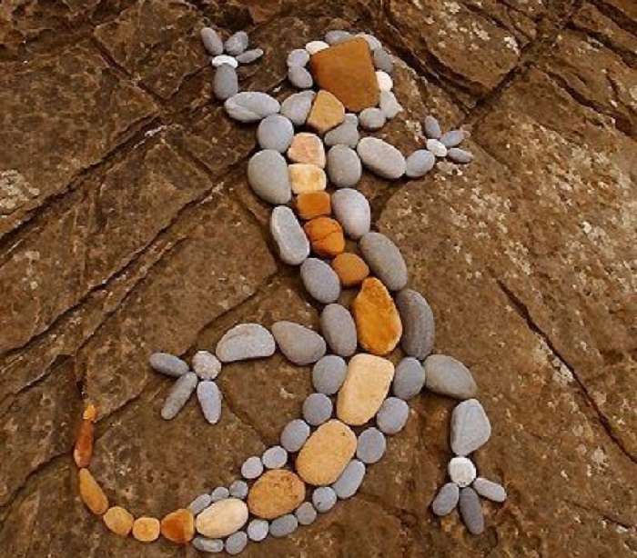 Камни пляжной гальки можно покрасить в любой цвет, выложите из камней какое либо животное, оно будет прекрасным элементом декора.