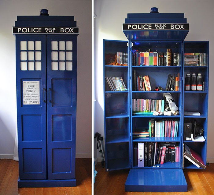 С виду обыкновенная будка, а если открыть, то вместительный шкаф для книг.