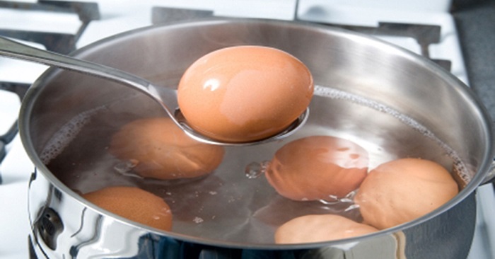 Если вы проголодались или захотели заморить червячка, возьмите в холодильнике вареное яйцо.