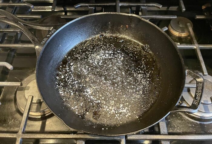 Чтобы быстро и качественно почтить чугунную сковородку, используете соль и картофель. \ Фото: twitter.com.