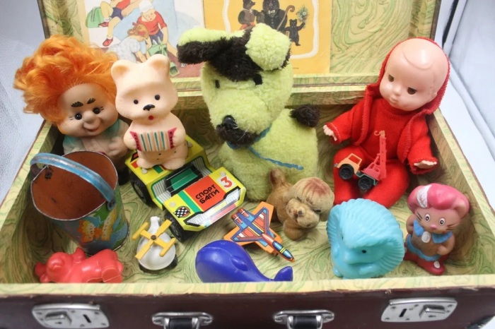 Если старые книжки и игрушки жалко выбросить, то раздайте их. \ Фото: bing.com.