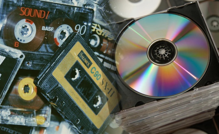 К сожалению, в современном мире диски и кассеты утратили свою актуальность. \ Фото: google.com.