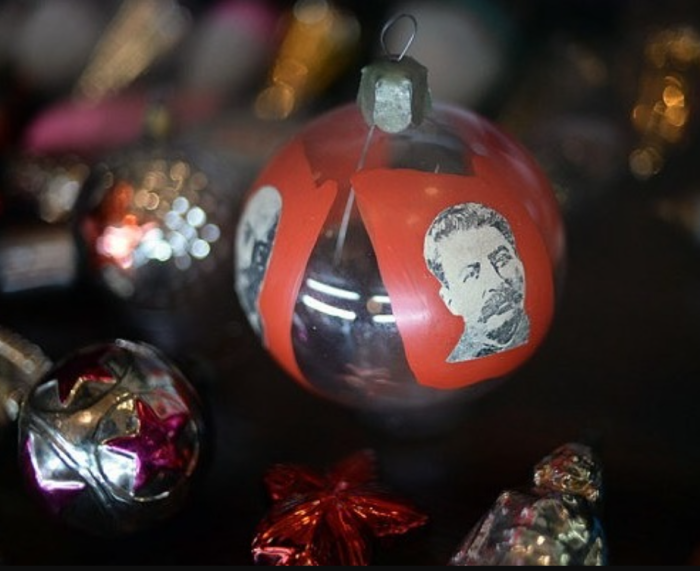 Ёлочный шар с изображением Иосифа Виссарионовича Сталина. \ Фото: google.com.