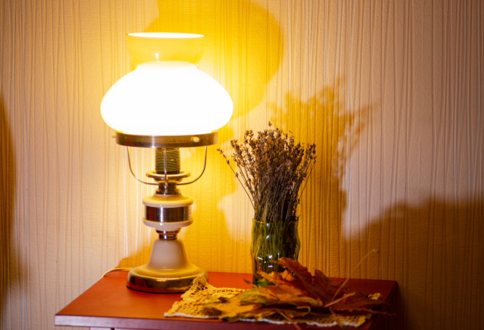 Настольный светильник советской эпохи в современном интерьере. \ Фото: bing.com.