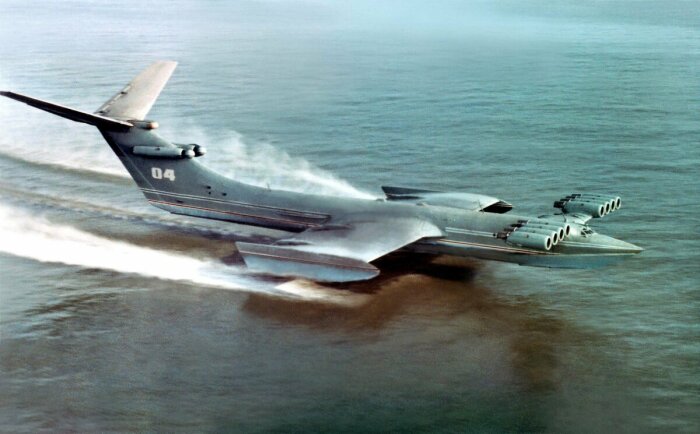 Тот самый легендарный советский экраноплан. \ Фото: th.bing.com. Тот самый легендарный советский экраноплан. \ Фото: th.bing.com.