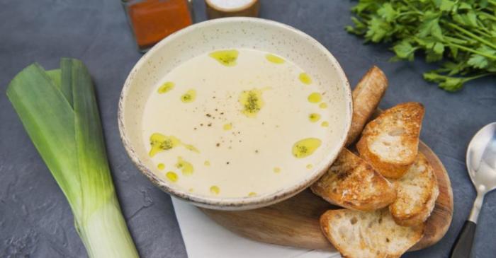 Крем-суп с луком-пореем. \ Фото: tveda.ru.