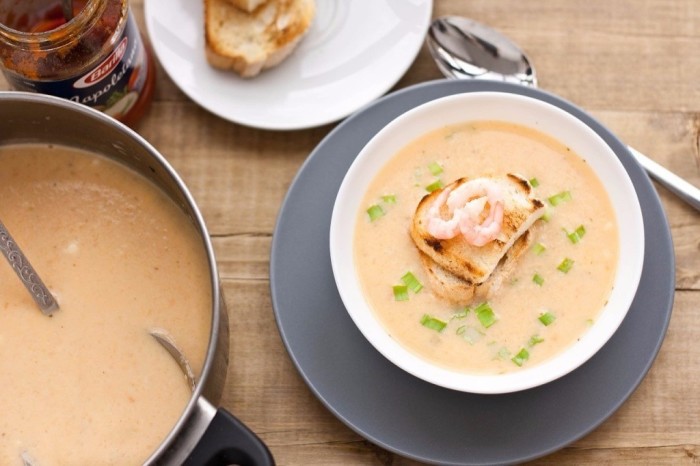 Лёгкий питательный крем-суп с добавлением креветок. \ Фото: