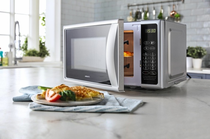 Микроволновка также может стать тем самым источником вони. \ Фото: thecompactkitchen.com.