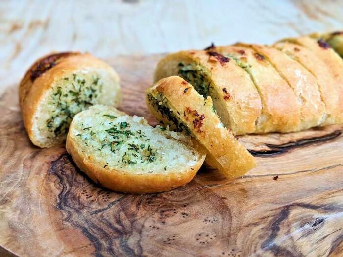 Пряный и пикантный чесночный хлеб. \ Фото: yummly.co.uk.