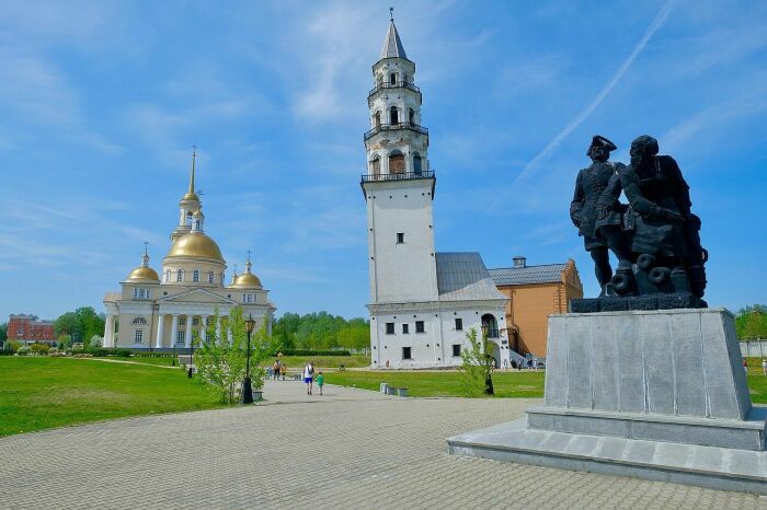 Преображенская церковь, башня и памятник Петру I и Н. Демидову. \ Фото: bing.com.