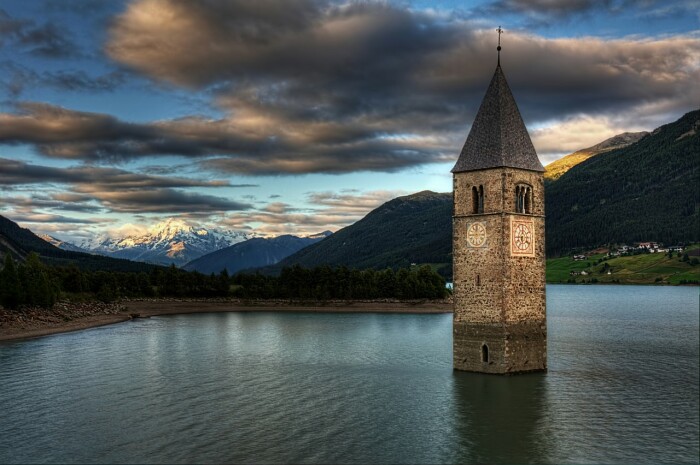 Затопленная колокольня на озере Решен. \ Фото: santosepulcro.co.il.