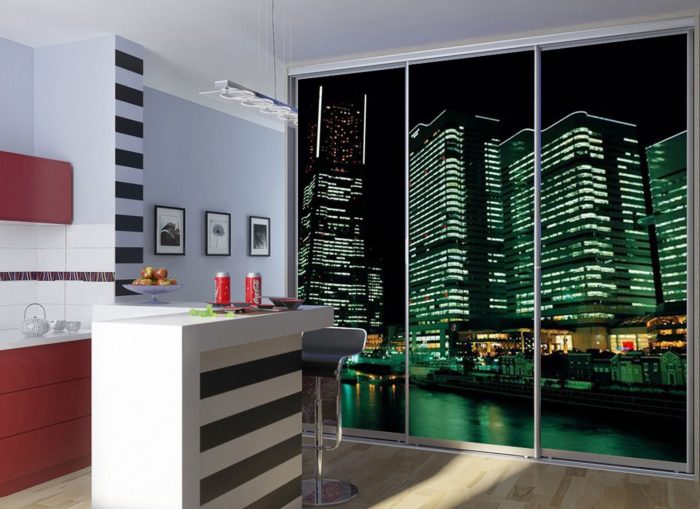 Фотообои с изображением мегаполиса на дверцах шкафа создадут иллюзию ночного города за окном.