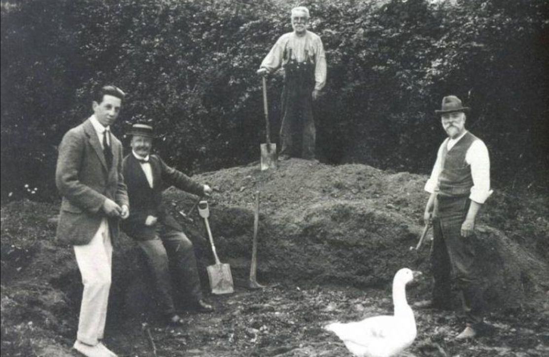 Раскопки в деревушке Пилтдаун. Раскопки в деревушке Пилтдаун.