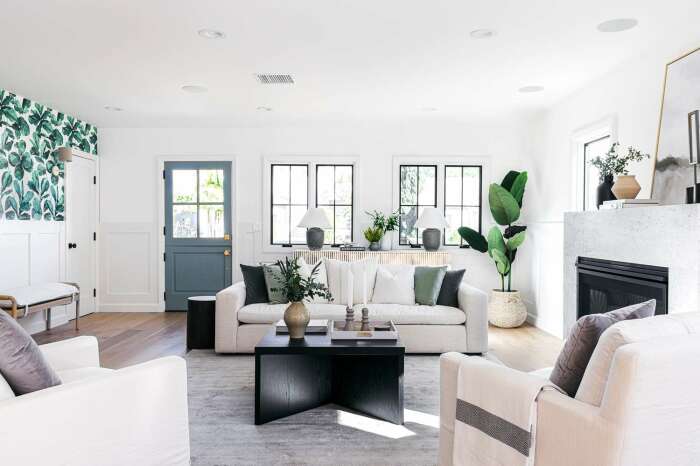 Мебель светлых цветов и оттенков - отличное решение для обустройства интерьера небольшой квартиры. \ Фото: thespruce.com.