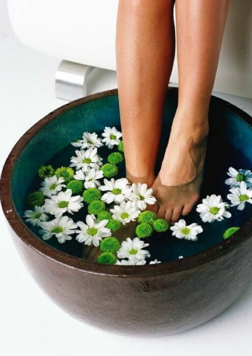 Ванночки для ног с ромашкой. \ Фото: pinterest.it.