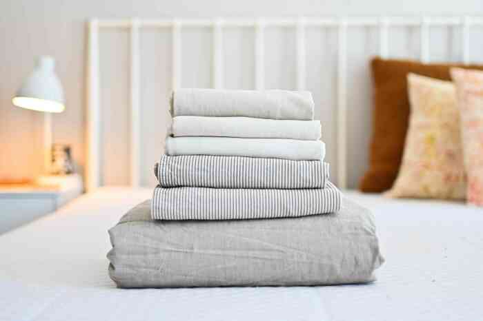 Стирать постельное бельё нужно не реже двух-четырёх раз в месяц. \ Фото: thespruce.com.