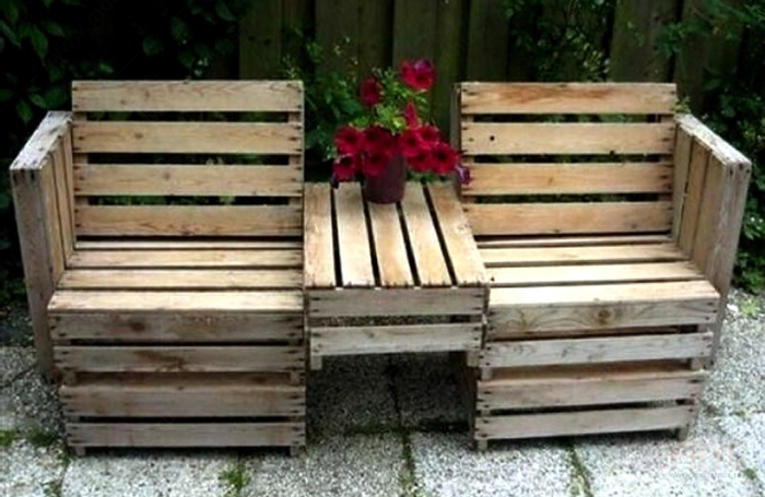 Простой и креативный способ создать скамейку - использовать деревянные ящики. \ Фото: bing.com.
