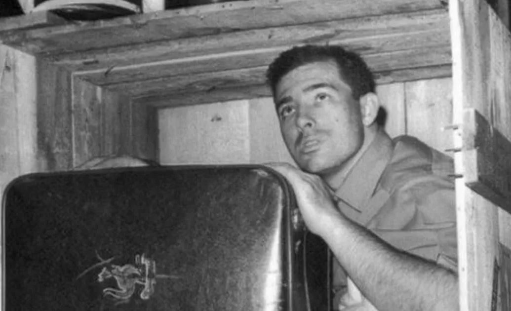 Несмотря на то, что парень провёл в ящике несколько дней, он всё-таки смог вернуться домой. \ Фото: i2-prod.walesonline.co.uk. Несмотря на то, что парень провёл в ящике несколько дней, он всё-таки смог вернуться домой. \ Фото: i2-prod.walesonline.co.uk.