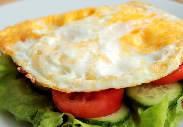 Бутерброд с яйцом и овощами без хлеба. \ Фото: bigmir.net.