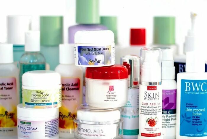 Косметике с ретинолом и кислотами не место там, где влажность и перепады температуры.