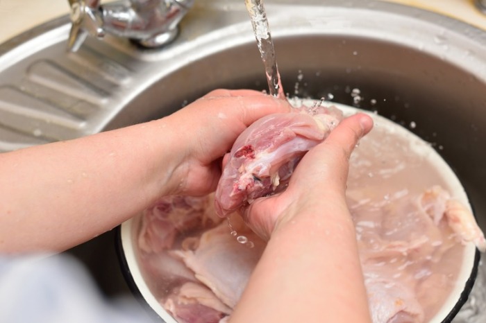 Свежую рыбу, мясо и фарш также не рекомендуется мыть. \ Фото: thedailymeal.com.