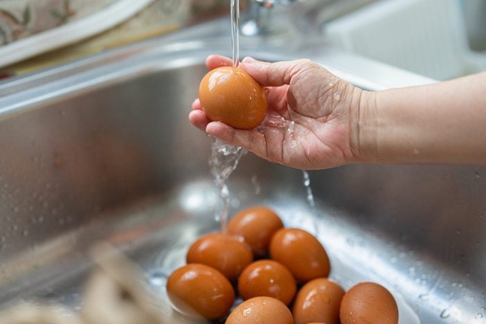 Куриные яйца можно мыть непосредственно перед готовкой. \ Фото: tasteofhome.com.